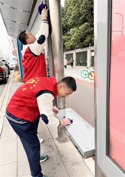 走出校园,美化环境——棠外初高中联合开展“学习雷锋好榜样”志愿服务