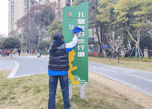 走出校园,美化环境——棠外初高中联合开展“学习雷锋好榜样”志愿服务
