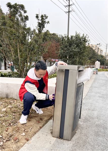 走出校园,美化环境——棠外初高中联合开展“学习雷锋好榜样”志愿服务