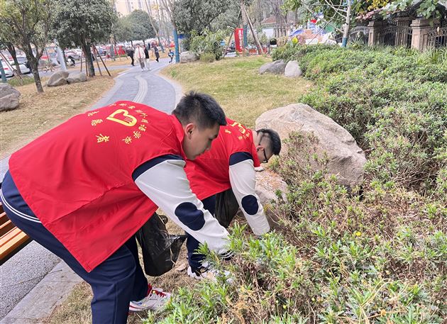 走出校园,美化环境——棠外初高中联合开展“学习雷锋好榜样”志愿服务