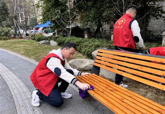走出校园,美化环境——棠外初高中联合开展“学习雷锋好榜样”志愿服务