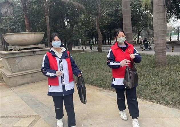 走出校园,美化环境——棠外初高中联合开展“学习雷锋好榜样”志愿服务