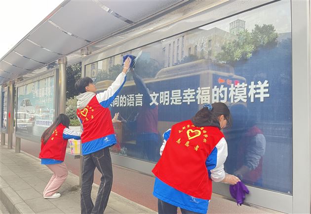 走出校园,美化环境——棠外初高中联合开展“学习雷锋好榜样”志愿服务
