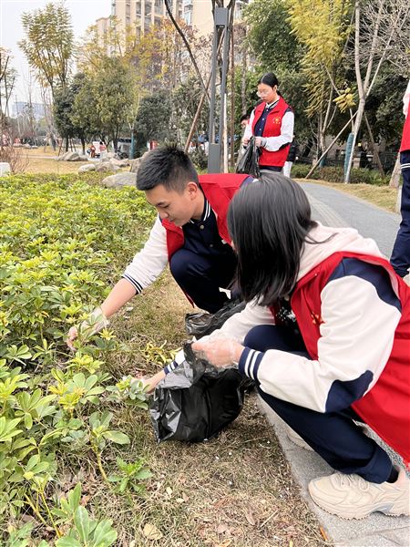 走出校园,美化环境——棠外初高中联合开展“学习雷锋好榜样”志愿服务