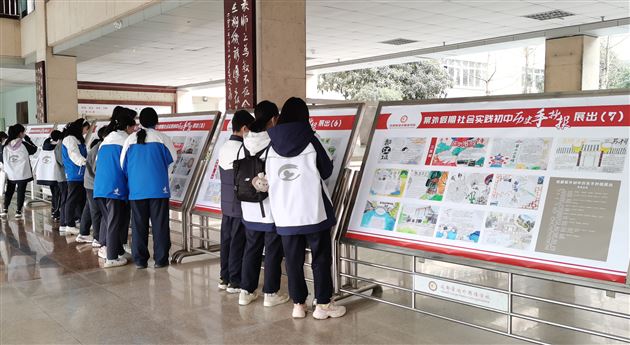 学生看展出