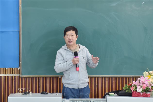四川大学教授谢谦为大家带来《大学之道,在照亮人性的光辉》的精彩讲座