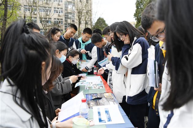 青衿之志履践致远 行而不辍未来可期——棠外生涯规划系列活动之高校巡展暨咨询活动