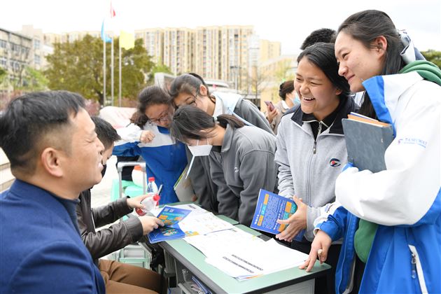 青衿之志履践致远 行而不辍未来可期——棠外生涯规划系列活动之高校巡展暨咨询活动