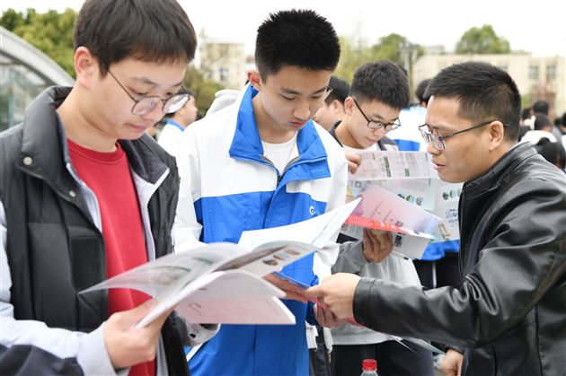 青衿之志履践致远 行而不辍未来可期——棠外生涯规划系列活动之高校巡展暨咨询活动