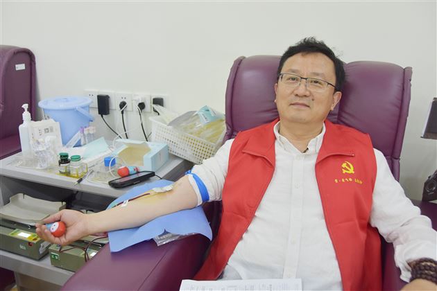 无偿献血 传递爱心——棠外初中党总支开展党员无偿献血活动