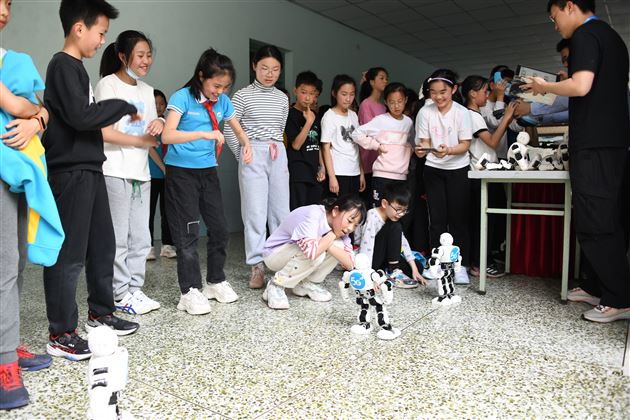 科技赋能 培养创新人才——成都棠湖外语学校“爱成都 迎大运”通信科普活动