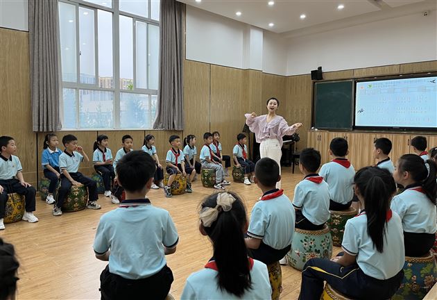 张依纯老师献课《喜鹊钻篱笆》