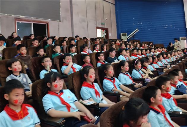 红旗迎风飘 少年当自强——记棠外附小学生讲堂活动