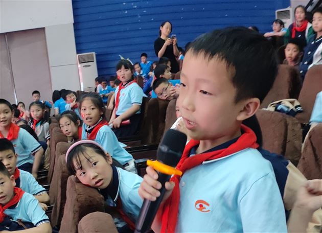 红旗迎风飘 少年当自强——记棠外附小学生讲堂活动