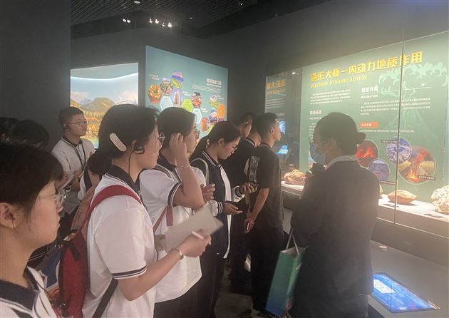 认识地球家园 探索自然奥秘——棠外学子成都自然博物馆研学记
