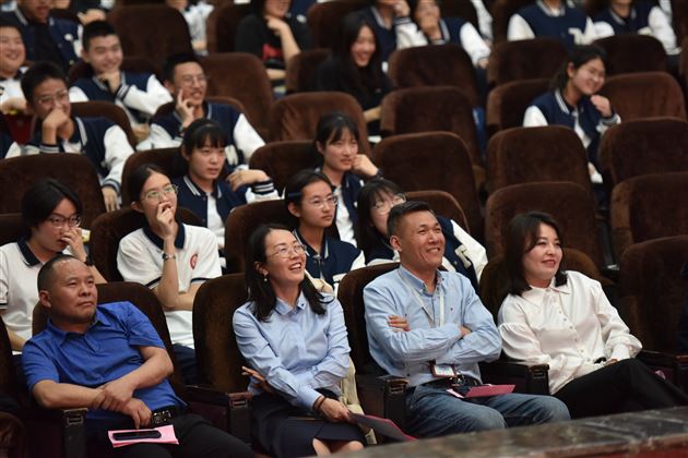 寄情于语,声情并茂,献礼棠外二十周年华诞——棠外高2022级举行外语配音比赛