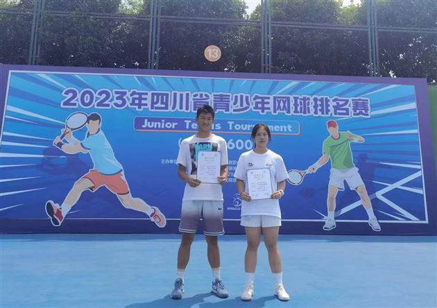 U18混双第二时宏伟(左)、张婉祎(右)