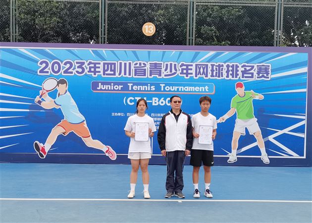 U18女子单打冠军胡馨予(右)、第三名张婉祎(左)