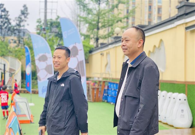 双流区足协主席曹勇(右)
