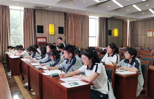预备团员发展对象认真填报相关资料.jpg