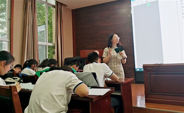 周燕老师指导预备团员发展对象.jpg