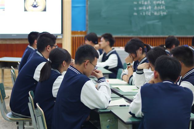 学生进行憋气游戏