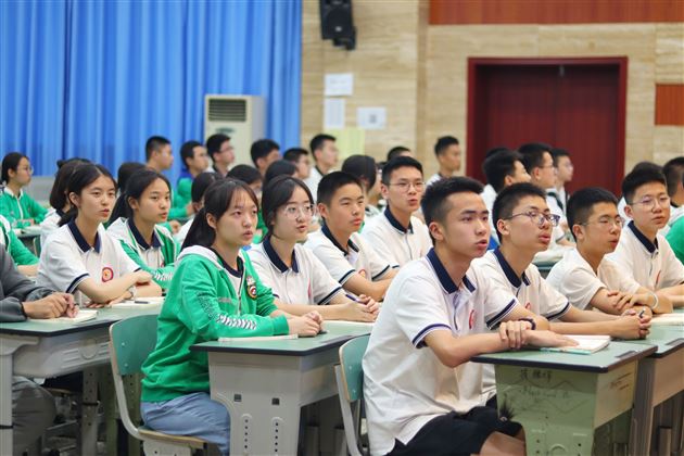 学生认真听课