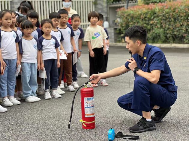 走进消防站 致敬“火焰蓝”——棠湖仁智幼儿园社会实践活动