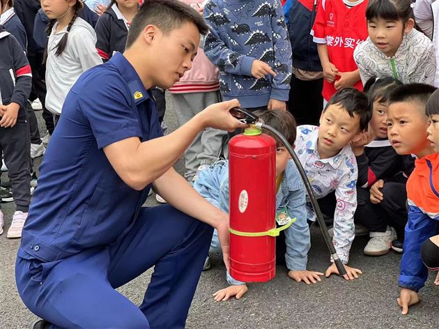 走进消防站 致敬“火焰蓝”——棠湖仁智幼儿园社会实践活动