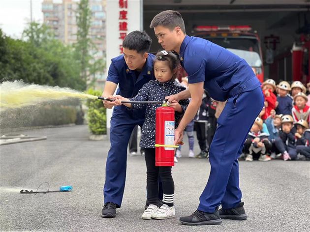走进消防站 致敬“火焰蓝”——棠湖仁智幼儿园社会实践活动