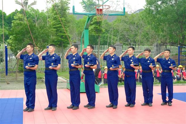 走进消防站 致敬“火焰蓝”——棠湖仁智幼儿园社会实践活动