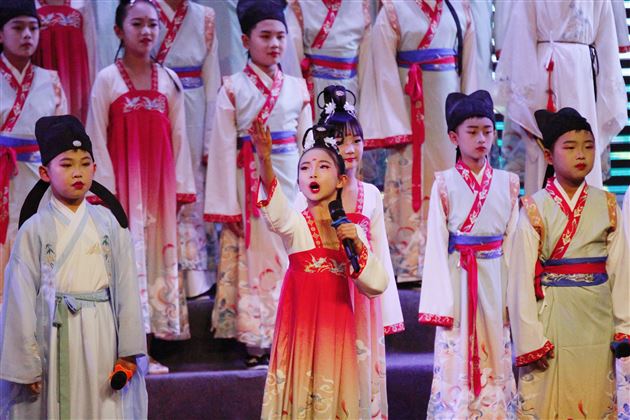 轻叩诗歌大门,收集美好诗篇——记棠外附小四年级语文学科实践活动