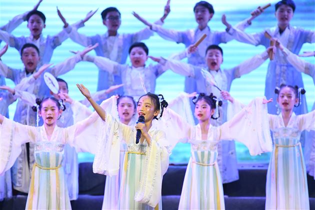 轻叩诗歌大门,收集美好诗篇——记棠外附小四年级语文学科实践活动