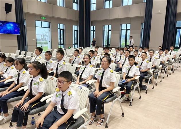 走进大飞机·翱翔探苍穹——记商用飞机科学课程体验活动