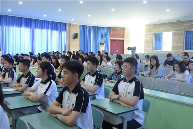 棠外苟树林老师为初中班主任上修身班会示范课