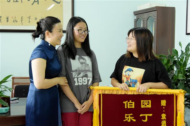 盛夏理想 绽放棠外——棠外初三学子送来锦旗和鲜花