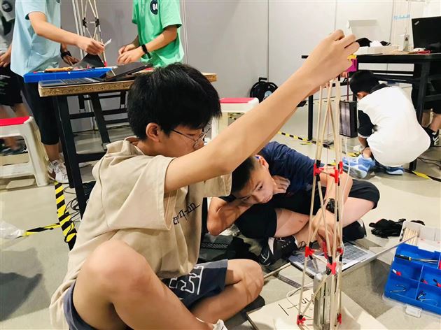学生参加全国人工智能挑战赛省赛现场