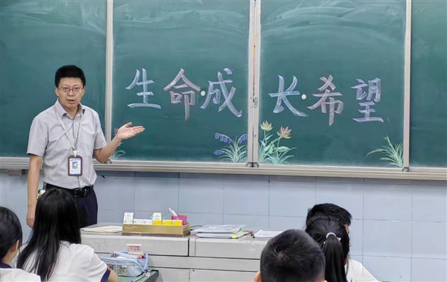 棠外初中开展2023年秋季开学第一课“生命·成长·希望”主题活动