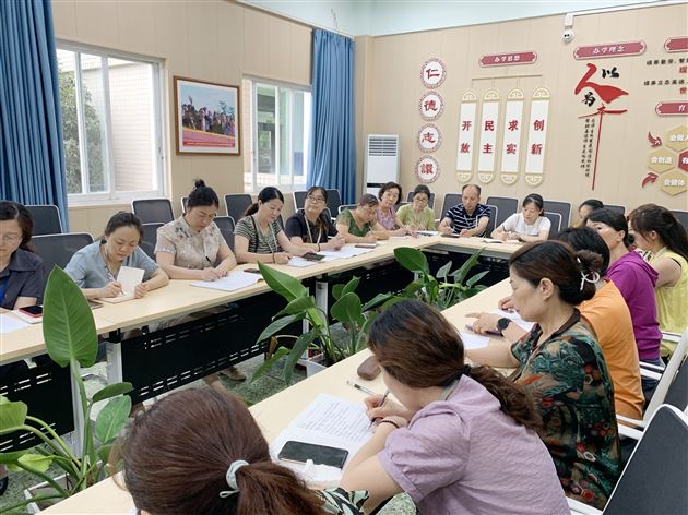 高中德育处召开生活老师会议