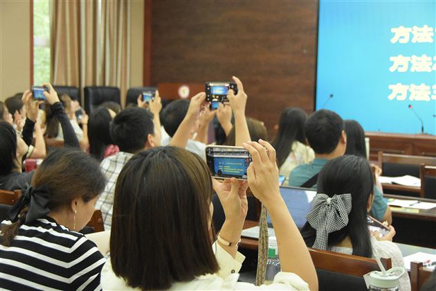 担当发言 引领示范——记棠外初中修身班会课专题研讨活动