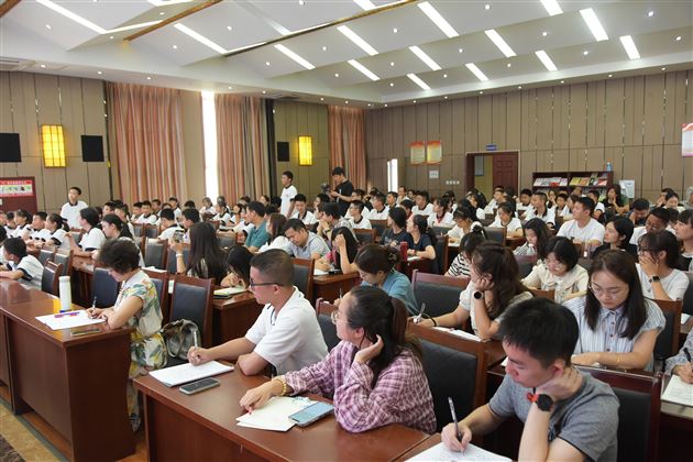 担当发言 引领示范——记棠外初中修身班会课专题研讨活动