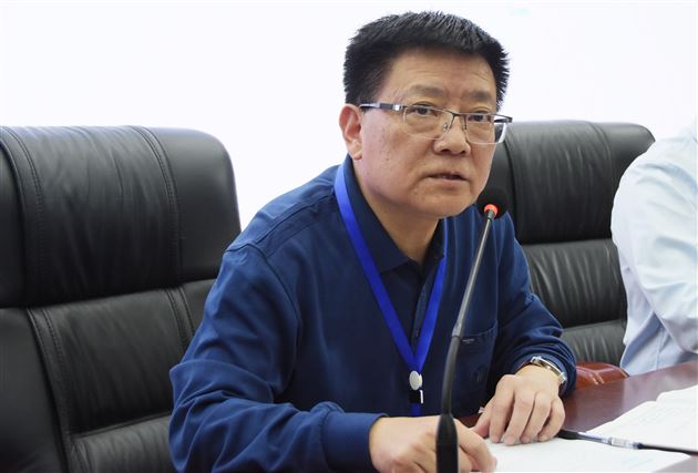 初中校长姚平