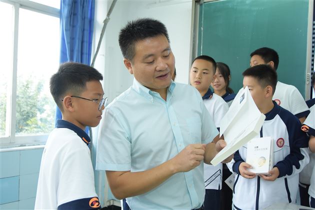 殷殷关怀师生情赠书点亮创作心
