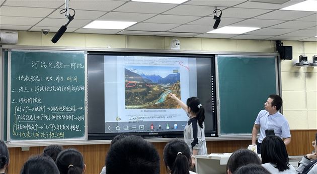 成都棠湖外国语学校但波老师和学生展示