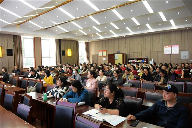 成都东部新区骨干班主任团队到我校初中观摩学习修身班会课