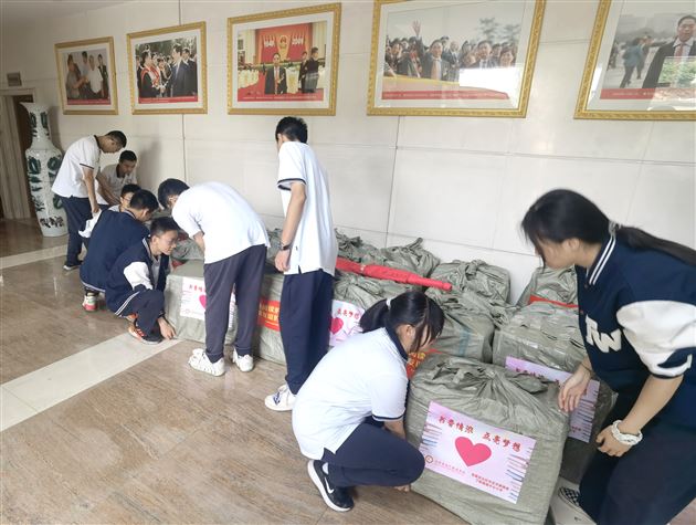 情系藏区少年共建爱心书馆