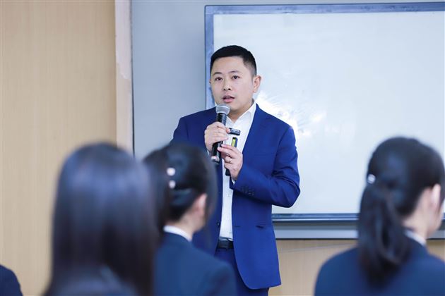 孙晓晖、苏冬冬老师受邀在“与美好班级同行”班主任主题峰会上做专题交流