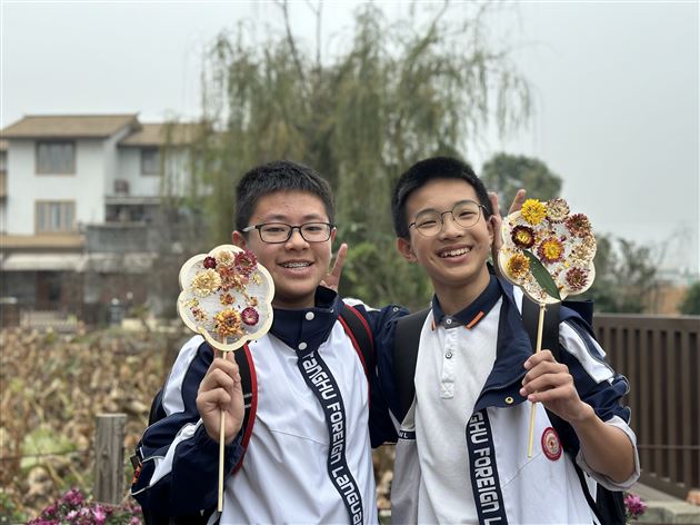 空港花田不为玩,种豆挖薯粘丝扇——记棠外初2022级学生劳动实践