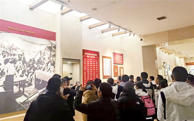 纪念馆内聆听讲解