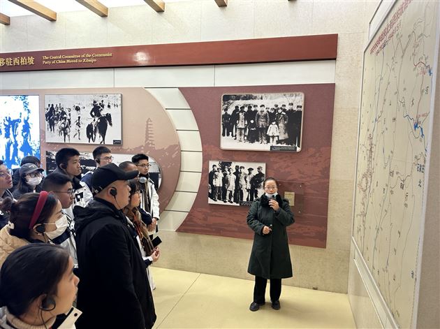 全体师生在西柏坡纪念馆内聆听讲解员介绍